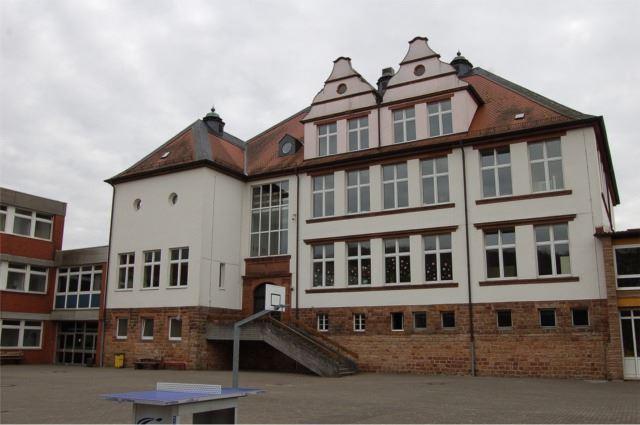 Historisches Schulgebäude Blickwinkel Pausenhof